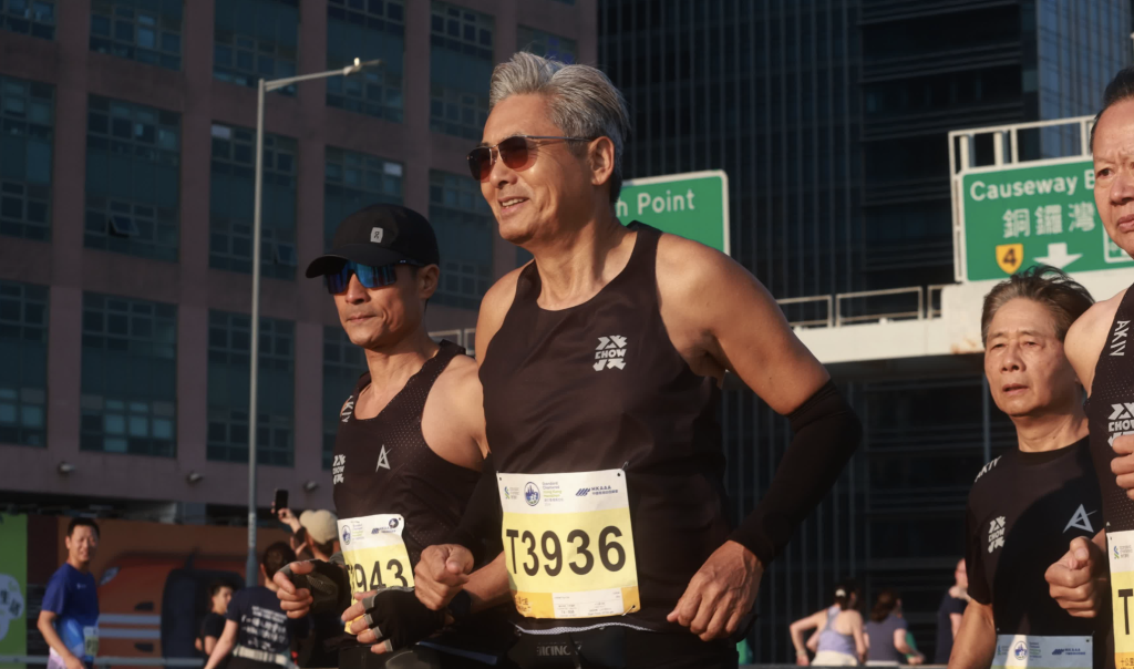 英雄联盟下注-四战港马带“银发艺人团”一起完赛，周润发是推广跑步的典范